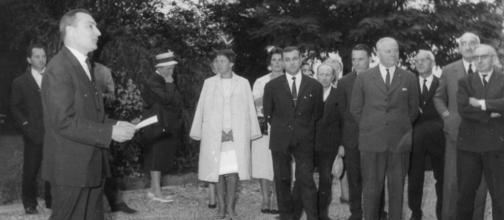 Photo d’archive d’un groupe de personnes en costume lors d'un événement.