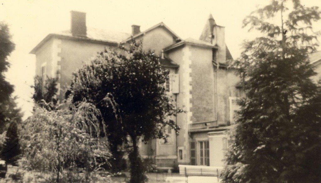 Photo d’archive du bâtiment entouré d'arbres.