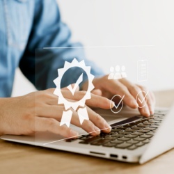 Mains tapant sur clavier avec icônes de certification.