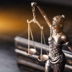 Statue de la justice avec balance.